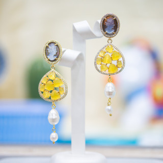 Orecchini A Perno Chiuso Di Bronzo Con Elementi Di Occhio Di Gatto E Cammeo Con Zirconi Incastonati E Perle Giallo