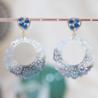 Geschlossene Ohrstecker aus Bronze mit eingefasstem Katzenauge und blauem perforiertem Perlmutt