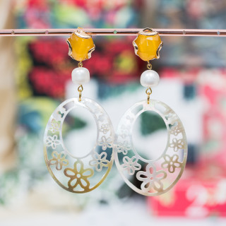 Aretes Cerrados de Bronce con Engaste Ojo de Gato y Nácar Oval Perforado con Perlas de Río Amarillas