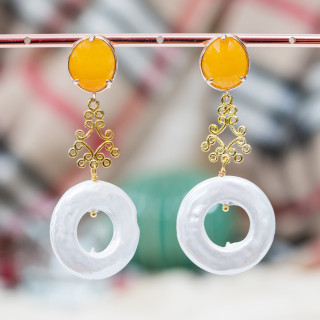 Geschlossene Ohrstecker aus Bronze mit eingefasstem Jade-Stirnband und mallorquinischen Perlen