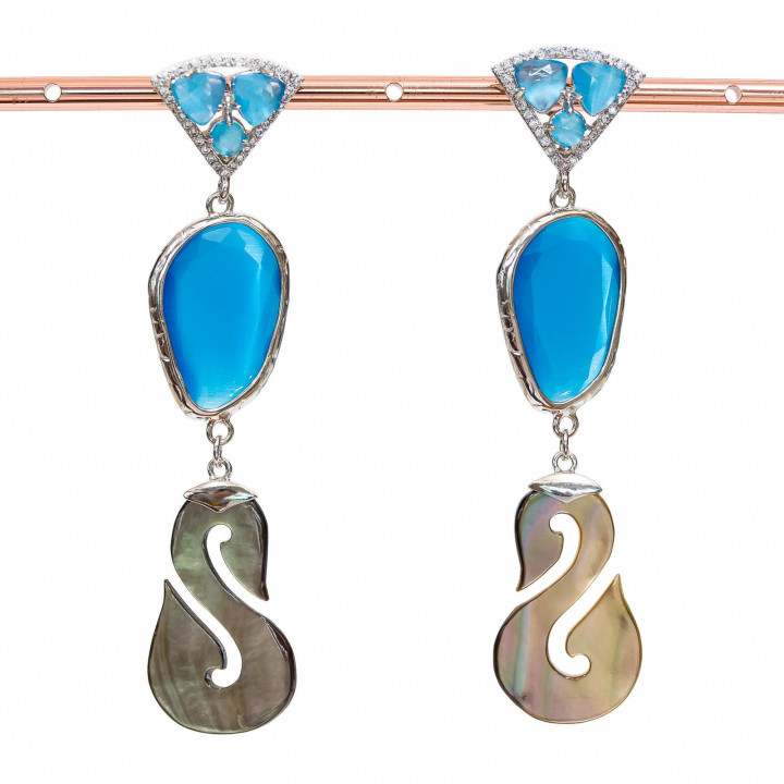 Boucles d'oreilles puces bronze oeil de chat serties de nacre et serti central 18x70mm bleu clair