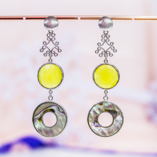 Boucles d'oreilles clous en bronze avec éléments de nacre blanche et oeil de chat jaune