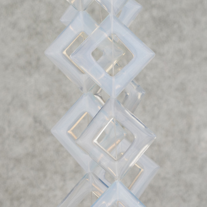 Synthetischer Opal, flacher Rhombus, gebohrt, 35 mm