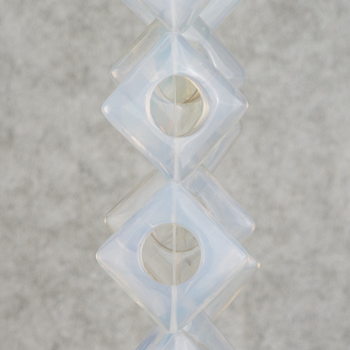 Ópalo Sintético Plano Rombo Perforado 40mm