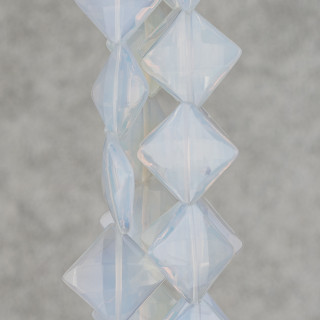 Synthetischer Opal, flache Raute, facettiert, 30 mm