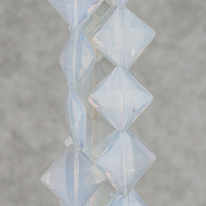 Synthetischer Opal, flache Raute, facettiert, 30 mm