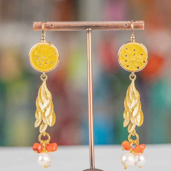 Aretes De Bronce Con Jade De Birmania Y Perlas Con Coral 17x72mm Amarillo