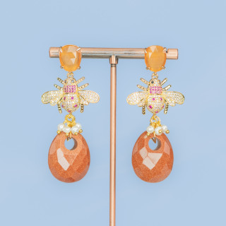 Orecchini A Perno Di Bronzo Con Occhio Di Gatto E Componente Ape Con Zirconi E Pendente In Pietra Dura 28x63mm Dorato Sand Ston