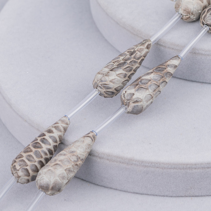Cuentas de hilo Componente de cuero Gota de piel de serpiente 12x37mm 6pcs Gris