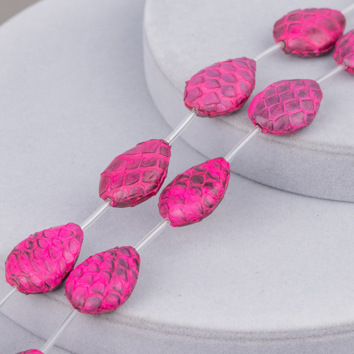 Perline A Filo Componente Di Similpelle Snake Skin Goccia Piatta 18x25mm 8pz Fucsia