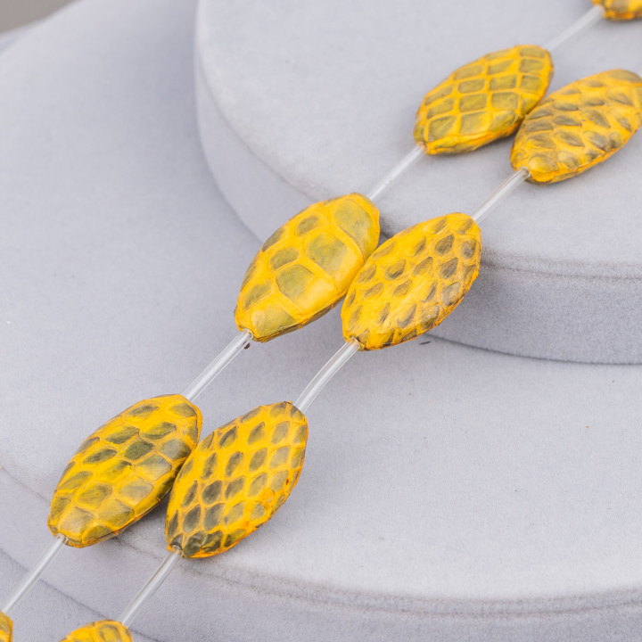 Hilo de Cuentas Componente de Cuero Piel de Serpiente Plana Ovalada 17x30mm 8pcs Amarillo