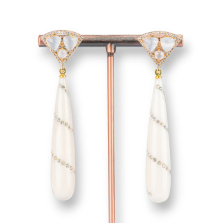 Orecchini A Perno Di Bronzo Con Occhio Di Gatto Incastonato Con Gocce Di Pasta Zirconata 18x70mm Bianco