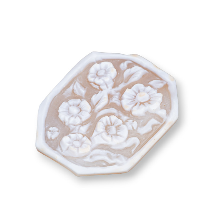Camée gravé à la main fabriqué en Italie de fleurs irrégulières de coquillage sardonique 36-45x50mm 1pc
