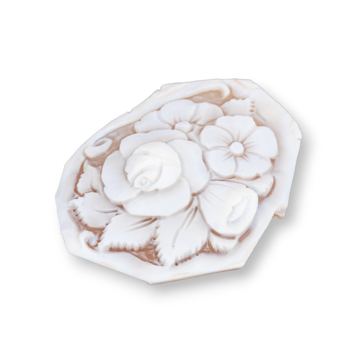 Camée gravé fait à la main fabriqué en Italie de fleurs irrégulières de coquillage sardonique 38-48x55mm 1pc