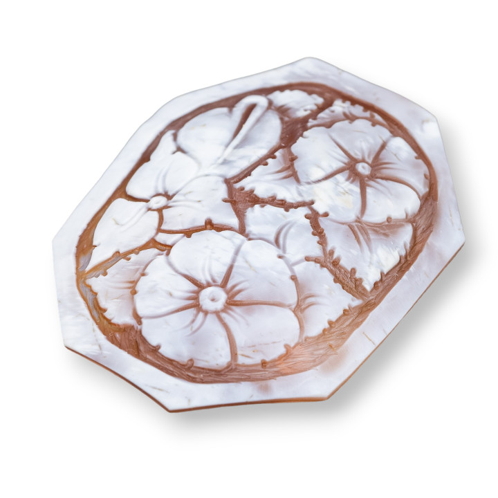 Camée gravé à la main fabriqué en Italie de fleurs irrégulières de coquille sardonique 47-57x65mm 1pc MOD2