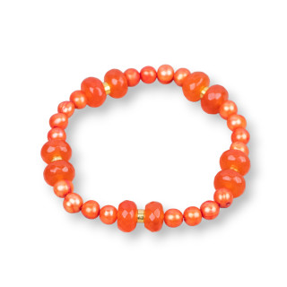 Elastisches Armband mit Flussperlen und Jadescheiben mit intensiv orangefarbenem Hämatit