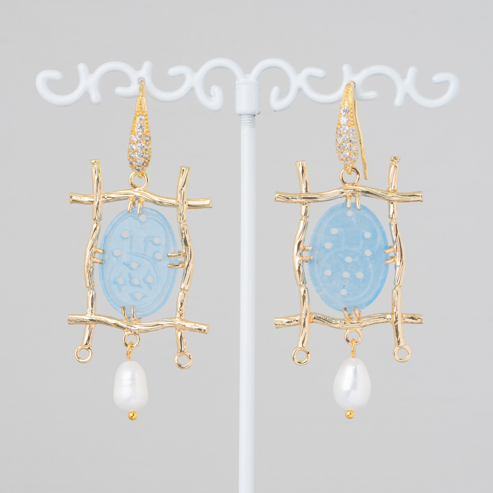 Pendientes de gancho de bronce con pedrería y componente de jade birmano con perlas de río 27x60 mm azul claro