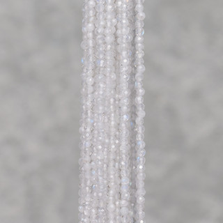 Labradorite blanche taillée en diamant à facettes 2,2 mm sur le dessus