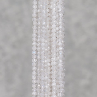 Labradorite blanche taillée en diamant à facettes 2,7 mm sur le dessus