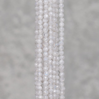 Labradorita blanca con corte de diamante facetado de 3,0 mm en la parte superior