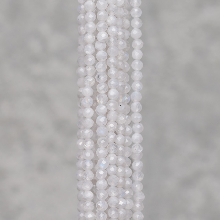 Labradorita blanca con corte de diamante facetado de 3,0 mm en la parte superior