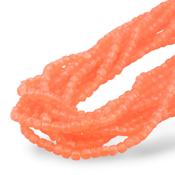 Cube de jade pêche clair taille diamant 4,5 mm