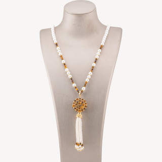 Collana Bijoux Di Pietre Dure Con Perla Di Maiorca e Centrale Di Bronzo Filigrana E Nappine 90cm Dorato Mokaite