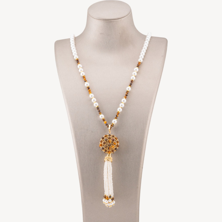 Collana Bijoux Di Pietre Dure Con Perla Di Maiorca e Centrale Di Bronzo Filigrana E Nappine 90cm Dorato Mokaite