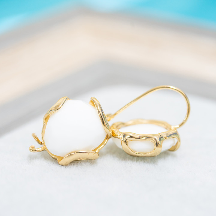 Base de aretes de gancho de bronce con ojo de gato irregular facetado de 17 mm, 5 pares de ágata blanca dorada