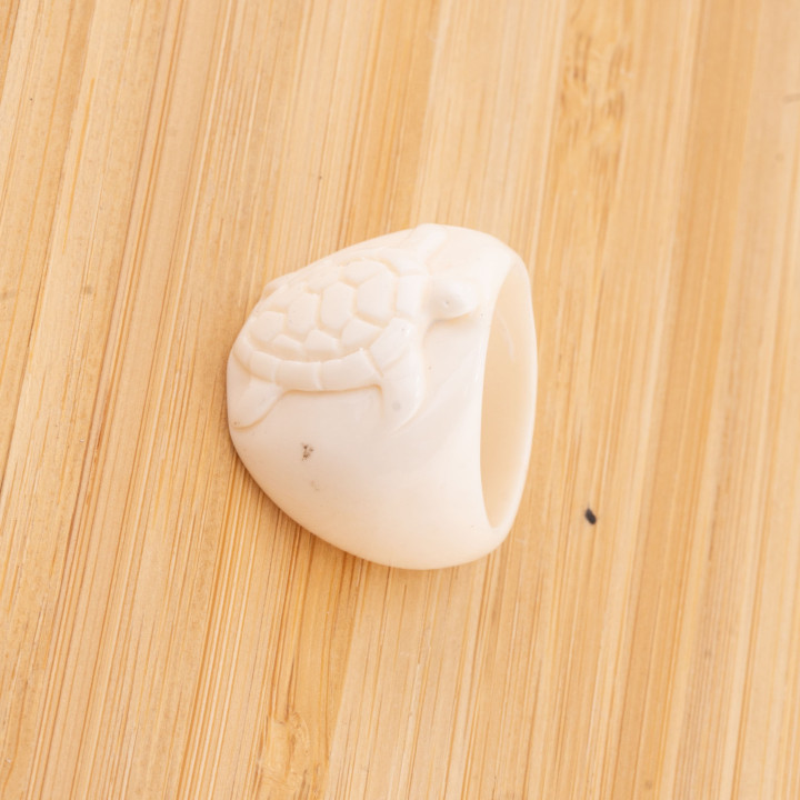 Bague en os naturel gravée à la main 24 mm MOD3