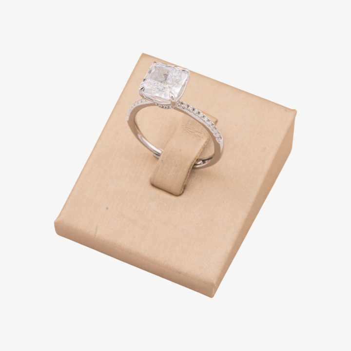 Anello Gioiello In Argento 925 Regolabile Con Corindone Sintetico Quadrato Bianco Rodiato JL200046