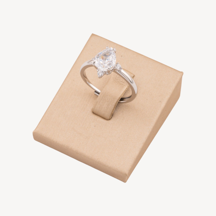 Anello Gioiello In Argento 925 Regolabile Con Corindone Sintetico Goccia Bianco Rodiato JL200049