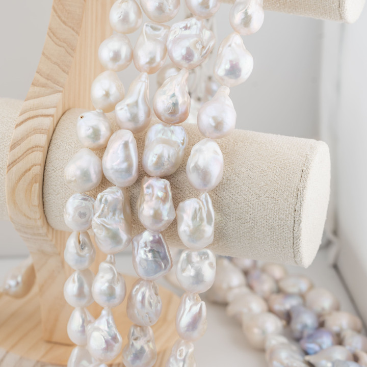 Perles de rivière baroques en forme de larme (NQS) 100-110gr Blanc