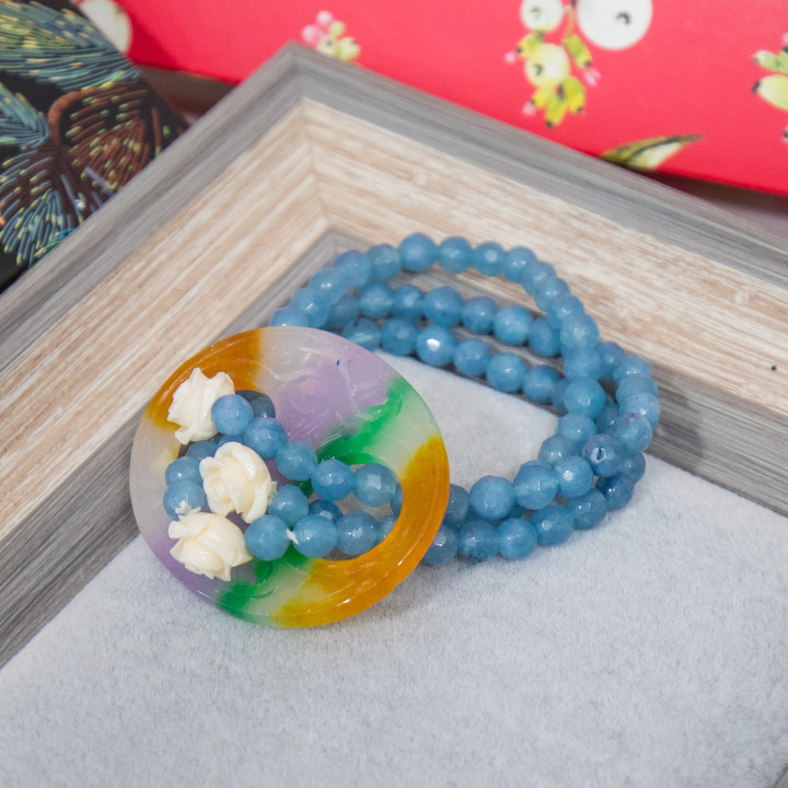 Elastisches 3-reihiges Armband aus Hartsteinen mit Rosen aus Burma-Jade und Angelit-Harz