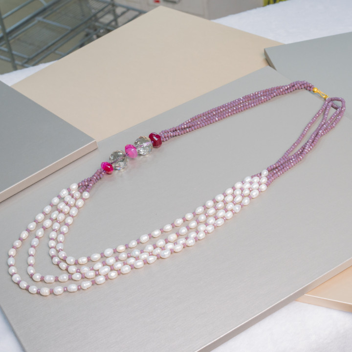 Collier de perles de rivière avec cristaux et 4 rangs de pierres dures 80 cm